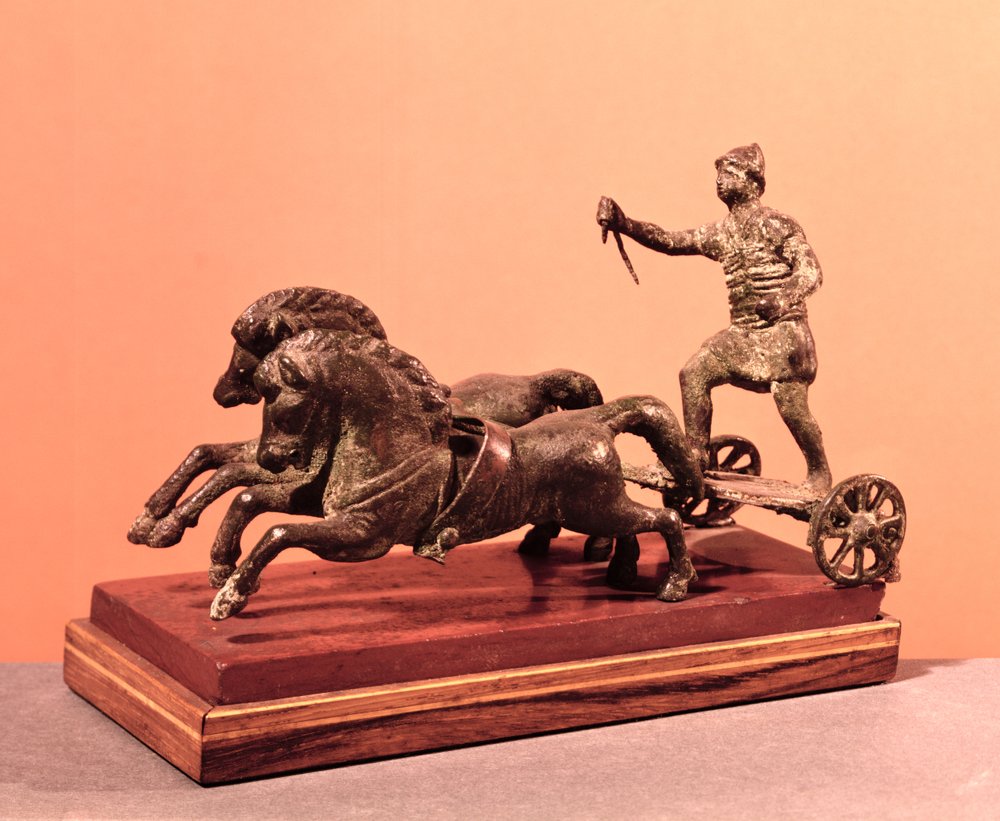 疾走する2頭の馬（ブロンズ）が牽引するローマ戦車